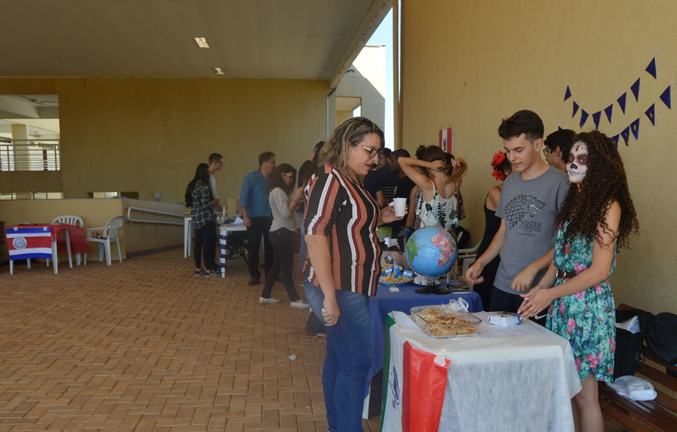 Estudantes dos terceiros anos dos cursos técnicos do Câmpus Valparaíso realizam  II Mostra de Países Hispano- Americanos  